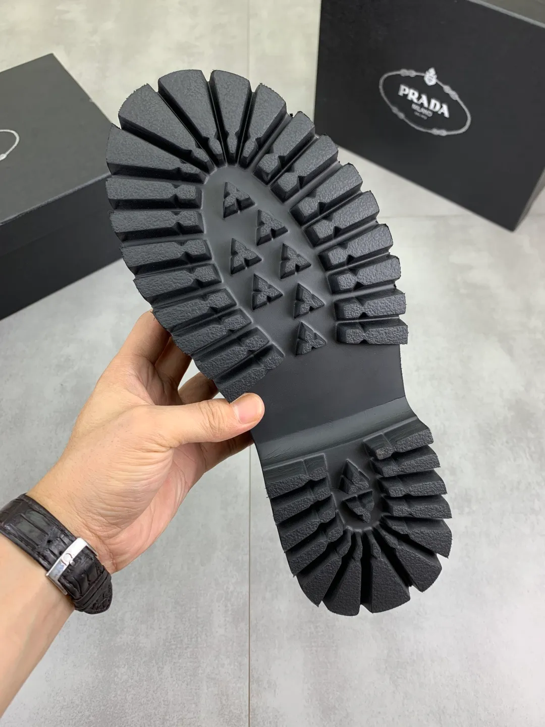 Men's shoes 💰P560 💰[New style]🔥🆕Hot model [PRADA]Prada🔝High-top Chelsea Martin boots are a high-end brand of men's shoes. The uppers are made of top-layer calfskin imported from Italy➕top-layer pigskin lining for the feet🔥, making walking more convenient and comfortable! Exclusive new style, stunning work [color]! Create a fashionable personality to set off your uniqueness! Create a fashionable personality to set off your uniqueness! A must-have for trendy men! Classic🔥super wear-resistant rubber outsole, size: 38-44 (45 can be customized) black or brown🉑️choose